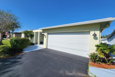 House in Sunrise, Florida 5 bedrooms, 133.22 sq.m. № 1013427 - photo 27