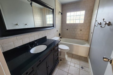House in Sunrise, Florida 5 bedrooms, 133.22 sq.m. № 1013427 - photo 3
