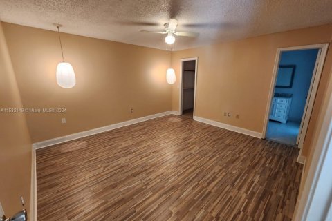House in Sunrise, Florida 5 bedrooms, 133.22 sq.m. № 1013427 - photo 6
