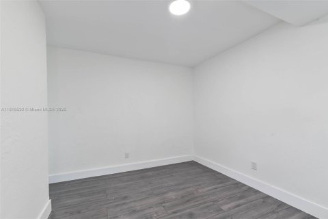 Commercial property in Miami, Florida № 1943046 - photo 27