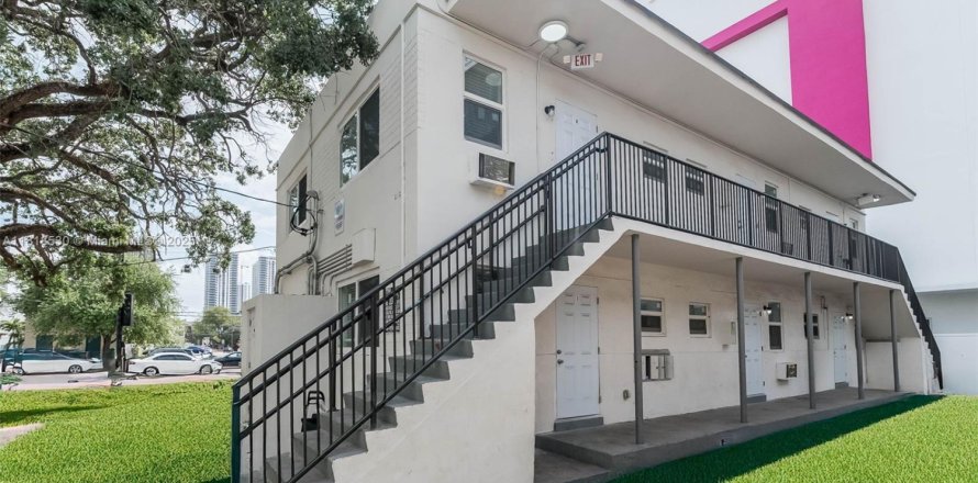 Commercial property in Miami, Florida № 1943046