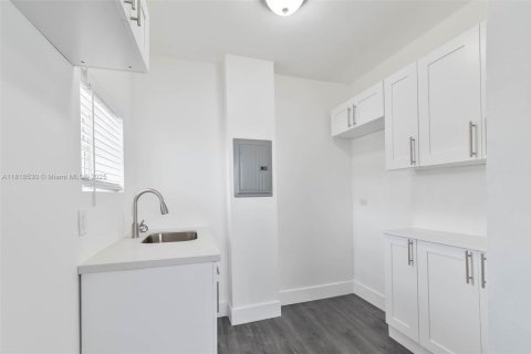 Commercial property in Miami, Florida № 1943046 - photo 17