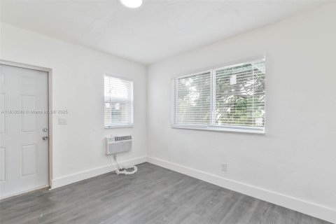 Commercial property in Miami, Florida № 1943046 - photo 5