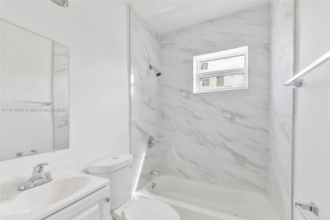 Commercial property in Miami, Florida № 1943046 - photo 12