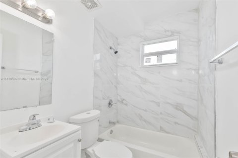 Commercial property in Miami, Florida № 1943046 - photo 24