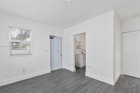 Commercial property in Miami, Florida № 1943046 - photo 22