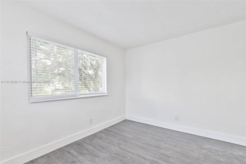 Commercial property in Miami, Florida № 1943046 - photo 4