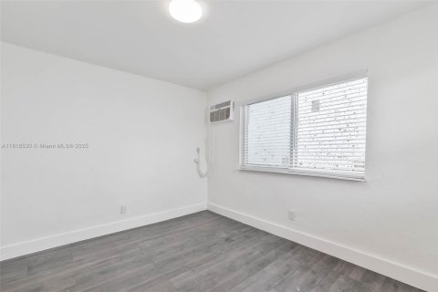 Commercial property in Miami, Florida № 1943046 - photo 15