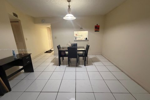 Condo in North Lauderdale, Florida, 2 bedrooms  № 1970953 - photo 5