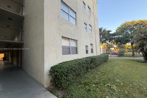 Condo in North Lauderdale, Florida, 2 bedrooms  № 1970953 - photo 19