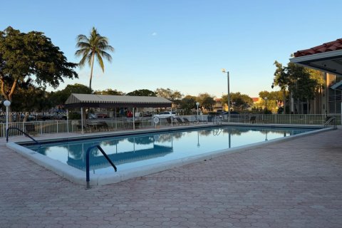 Condo in North Lauderdale, Florida, 2 bedrooms  № 1970953 - photo 4