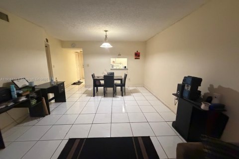 Condo in North Lauderdale, Florida, 2 bedrooms  № 1970953 - photo 8