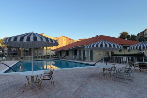 Condo in North Lauderdale, Florida, 2 bedrooms  № 1970953 - photo 3