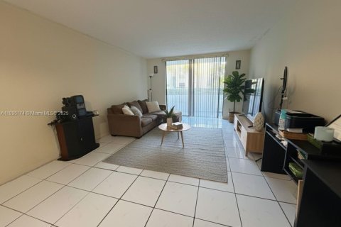 Condo in North Lauderdale, Florida, 2 bedrooms  № 1970953 - photo 6
