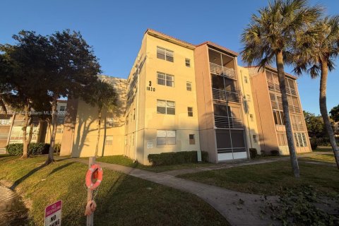 Condo in North Lauderdale, Florida, 2 bedrooms  № 1970953 - photo 21