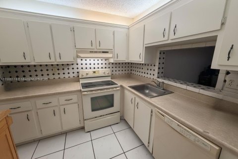 Condo in North Lauderdale, Florida, 2 bedrooms  № 1970953 - photo 9