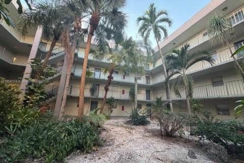 Condo in North Lauderdale, Florida, 2 bedrooms  № 1970953 - photo 24
