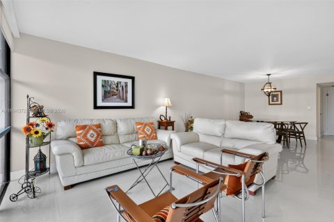 Купить кондоминиум в Халландейл-Бич, Флорида 2 спальни, 104.98м2, № 2055991 - фото 2