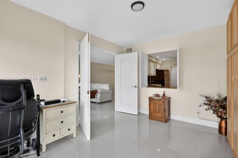 Купить кондоминиум в Халландейл-Бич, Флорида 2 спальни, 104.98м2, № 2055991 - фото 10