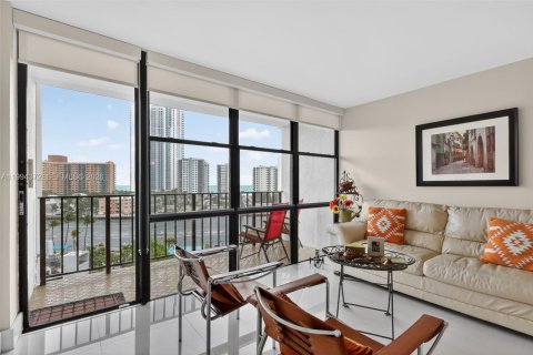 Кондоминиум с 2 спальнями в Халландейл-Бич, Флорида № 2055991