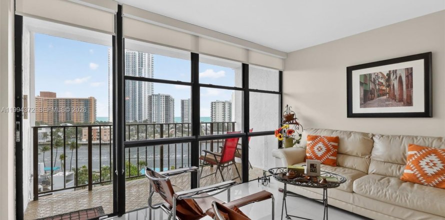 Кондоминиум с 2 спальнями в Халландейл-Бич, Флорида № 2055991