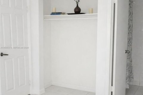 Condo in Miami, Florida, 2 bedrooms  № 2061827 - photo 3