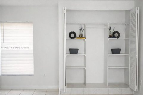 Condo in Miami, Florida, 2 bedrooms  № 2061827 - photo 4
