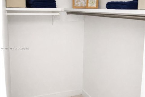 Condo in Miami, Florida, 2 bedrooms  № 2061827 - photo 5