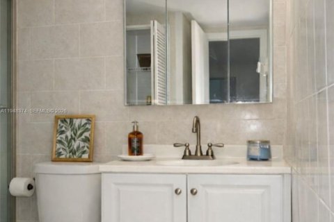 Condo in Miami, Florida, 2 bedrooms  № 2061827 - photo 2
