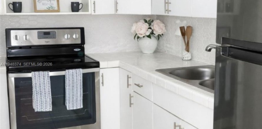 Condo in Miami, Florida, 2 bedrooms  № 2061827