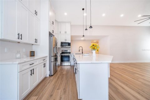 Casa en venta en Orlando, Florida, 4 dormitorios, 190.91 m2 № 2093282 - foto 5