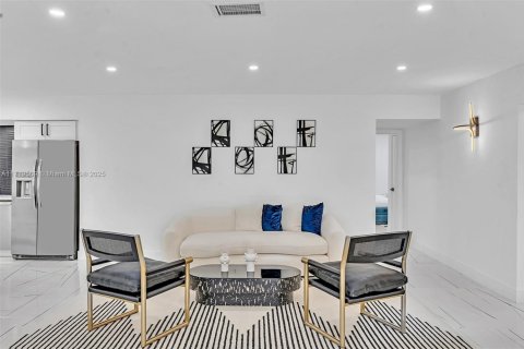 Casa en venta en Hollywood, Florida, 7 dormitorios, 277.96 m2 № 1983684 - foto 5