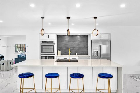 Casa en venta en Hollywood, Florida, 7 dormitorios, 277.96 m2 № 1983684 - foto 11