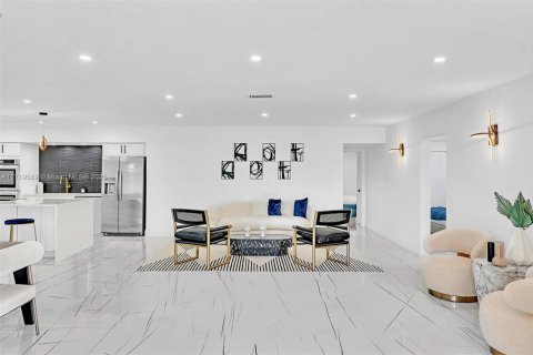 Casa en venta en Hollywood, Florida, 7 dormitorios, 277.96 m2 № 1983684 - foto 4