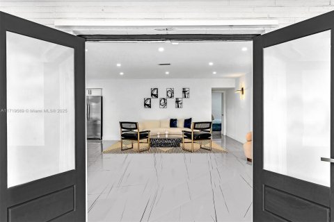 Casa en venta en Hollywood, Florida, 7 dormitorios, 277.96 m2 № 1983684 - foto 3