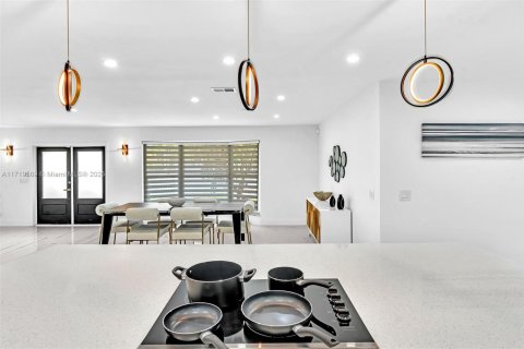 Casa en venta en Hollywood, Florida, 7 dormitorios, 277.96 m2 № 1983684 - foto 15