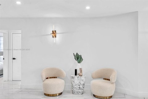 Casa en venta en Hollywood, Florida, 7 dormitorios, 277.96 m2 № 1983684 - foto 6