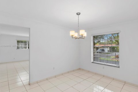 House in Coral Gables, Florida 3 bedrooms, 163.88 sq.m. № 2005114 - photo 12