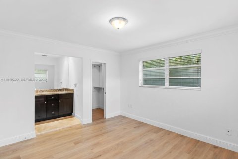 House in Coral Gables, Florida 3 bedrooms, 163.88 sq.m. № 2005114 - photo 16