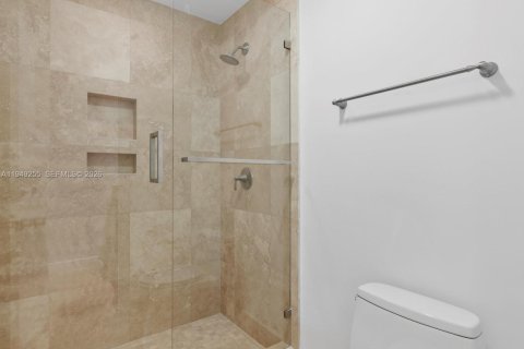 House in Coral Gables, Florida 3 bedrooms, 163.88 sq.m. № 2005114 - photo 7