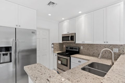 House in Coral Gables, Florida 3 bedrooms, 163.88 sq.m. № 2005114 - photo 13