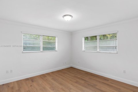 House in Coral Gables, Florida 3 bedrooms, 163.88 sq.m. № 2005114 - photo 17