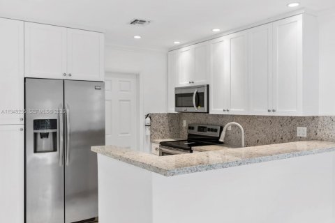 House in Coral Gables, Florida 3 bedrooms, 163.88 sq.m. № 2005114 - photo 14