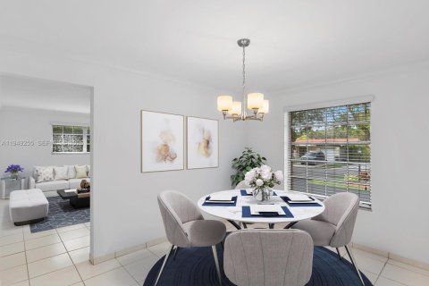 House in Coral Gables, Florida 3 bedrooms, 163.88 sq.m. № 2005114 - photo 4