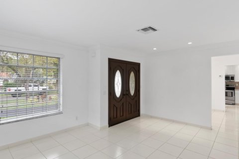 House in Coral Gables, Florida 3 bedrooms, 163.88 sq.m. № 2005114 - photo 11