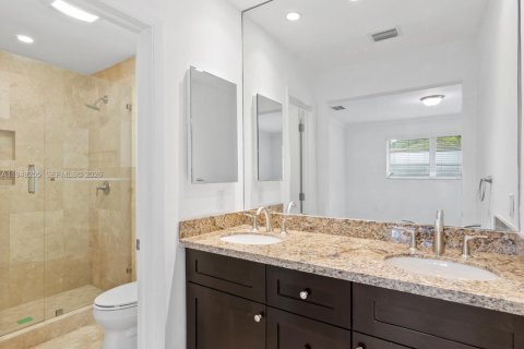 House in Coral Gables, Florida 3 bedrooms, 163.88 sq.m. № 2005114 - photo 6