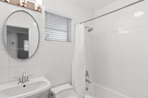 House in Coral Gables, Florida 3 bedrooms, 163.88 sq.m. № 2005114 - photo 9