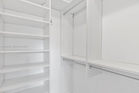 House in Coral Gables, Florida 3 bedrooms, 163.88 sq.m. № 2005114 - photo 8