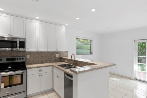 House in Coral Gables, Florida 3 bedrooms, 163.88 sq.m. № 2005114 - photo 15