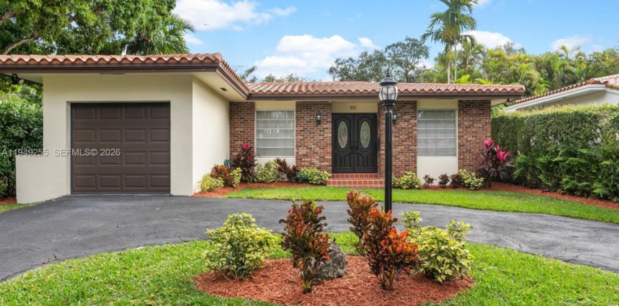 House in Coral Gables, Florida 3 bedrooms, 163.88 sq.m. № 2005114